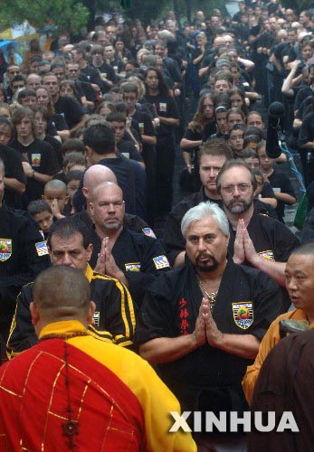 7��4�գ���������ȭ������������ݵġ���������ӡ�����������ɽ��ǰ�����жӣ�׼�����³��ݡ� ���գ�������������ȭ������������ݵ�500�����������������ߣ�ð��������ɽ�����¹�ɽ��ʥ����ʦ���ա�����������������ȭ������������ݶ����֯���ģ�Ŷ����������£���ϰ���ֹ��򣬼������������ڶ��й���ͳ�Ļ����˽⣬����������������������Ӱ�졣 �»������ ���� �� 