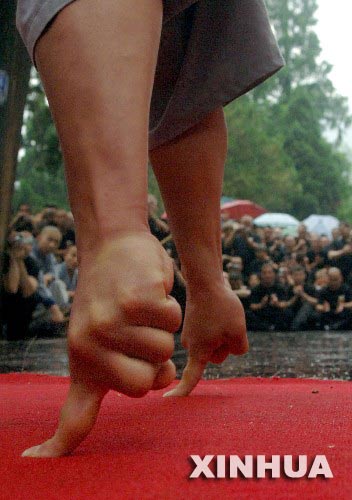 7��4�գ�һλ��������ɮΪ����������ӡ��Ǳ�������Ӳ����һָ������ ���գ�������������ȭ������������ݵ�500�����������������ߣ�ð��������ɽ�����¹�ɽ��ʥ����ʦ���ա�����������������ȭ������������ݶ����֯���ģ�Ŷ����������£���ϰ���ֹ��򣬼������������ڶ��й���ͳ�Ļ����˽⣬����������������������Ӱ�졣 �»������ ���� �� 